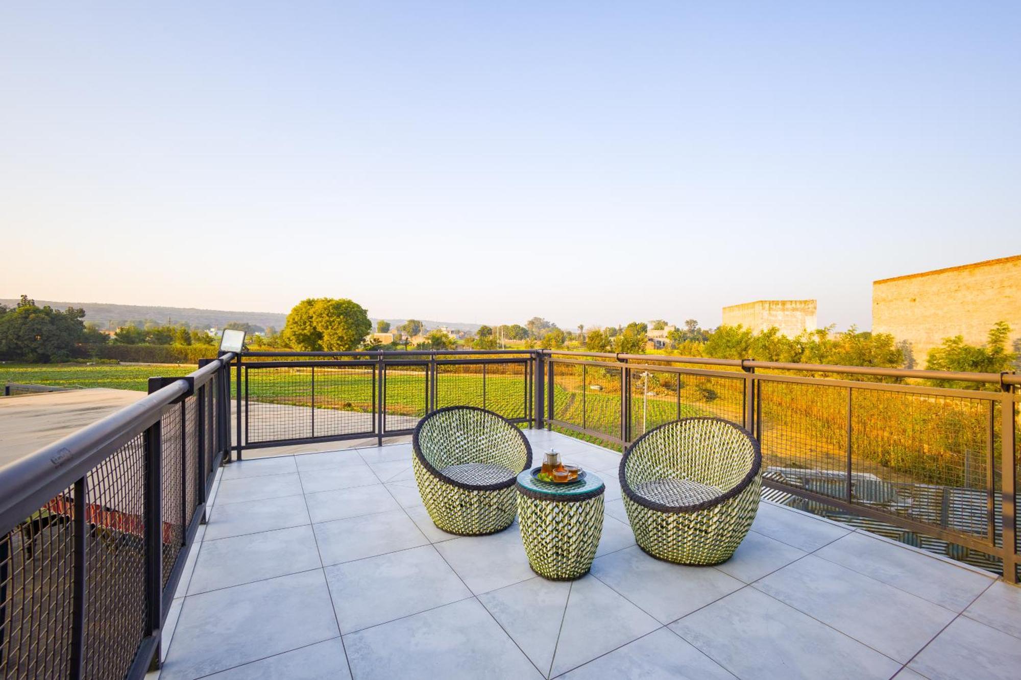 Elivaas Hidden Oasis 4Bhk With Pool, Mud House & Container House Βίλα Dhauj Εξωτερικό φωτογραφία